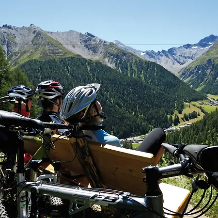 Ferienresidenz Soliva 酒店 Compatsch